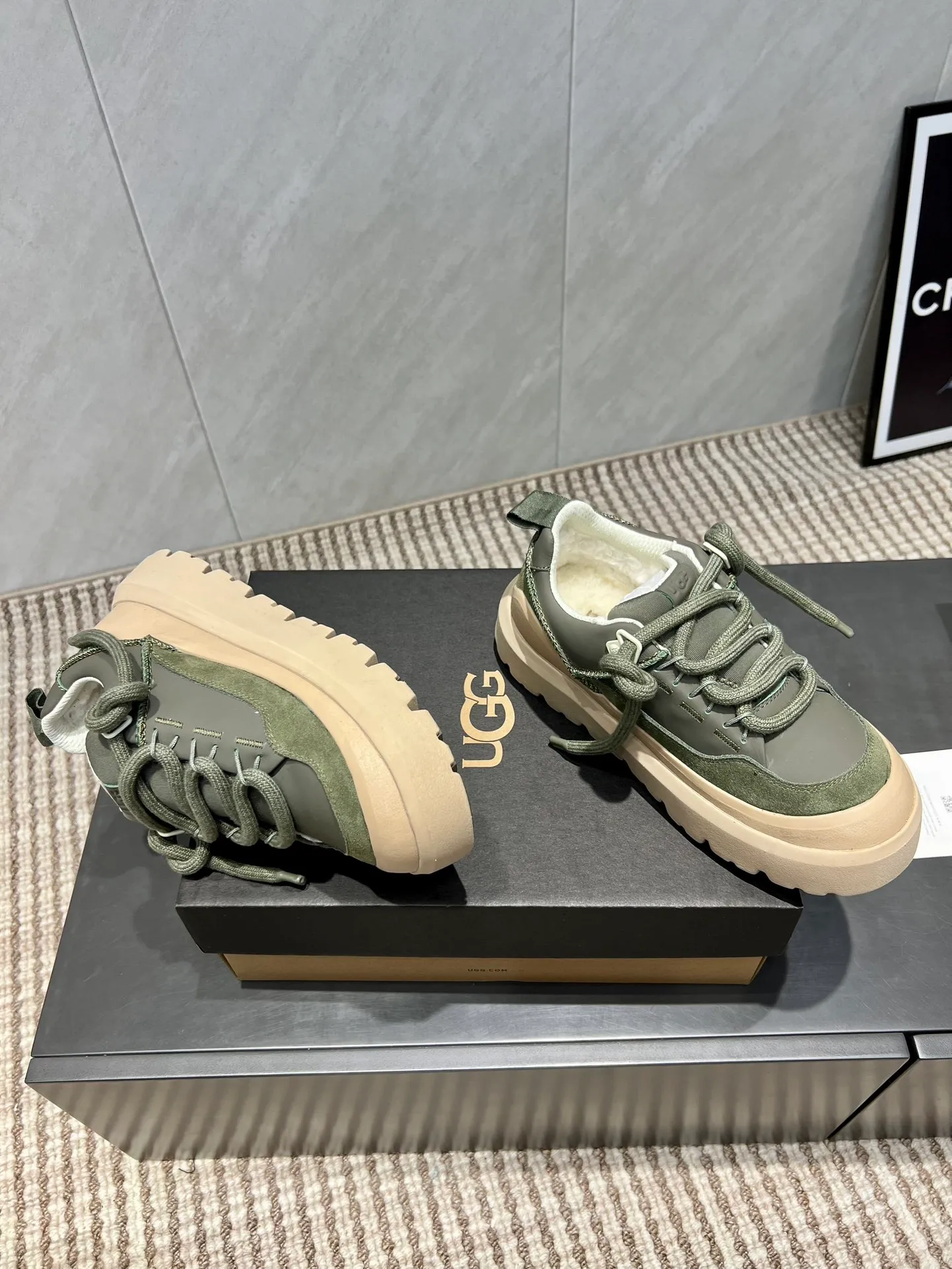 Factory: Couple P620💰 "Exclusive top version" UGG~25vs popular platform thick-soled casual shoes series... [Couple's thick-soled Maori casual shoes] A shoe that will not clash with shirts, simple partition design ➕ spotted outsole, silk curly upper, a must-have for autumn and winter, can be worn with any pants or skirt, very comfortable and good-looking... ❶Fabric: Original customized cow ➕ Sheepskin ❷Inner lining: original customized wool ❸Feet: original customized sheepskin ❹Outsole: original molded foam outsole ❺Number: 35-44 (Female 41. Male 45. Customized, non-returnable) ❻Packaging: Original full set of packaging ☀Color: Official website updated simultaneously